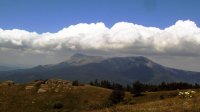 гора Чатыр-Даг на фоне далеких облаков