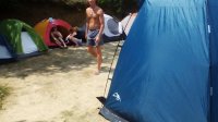 Палаточный лагерь в дневную жару