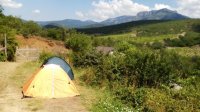 Палатки базы отдыха на фоне гор
