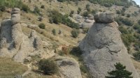 Фигуры скальной эрозии на склонах горы