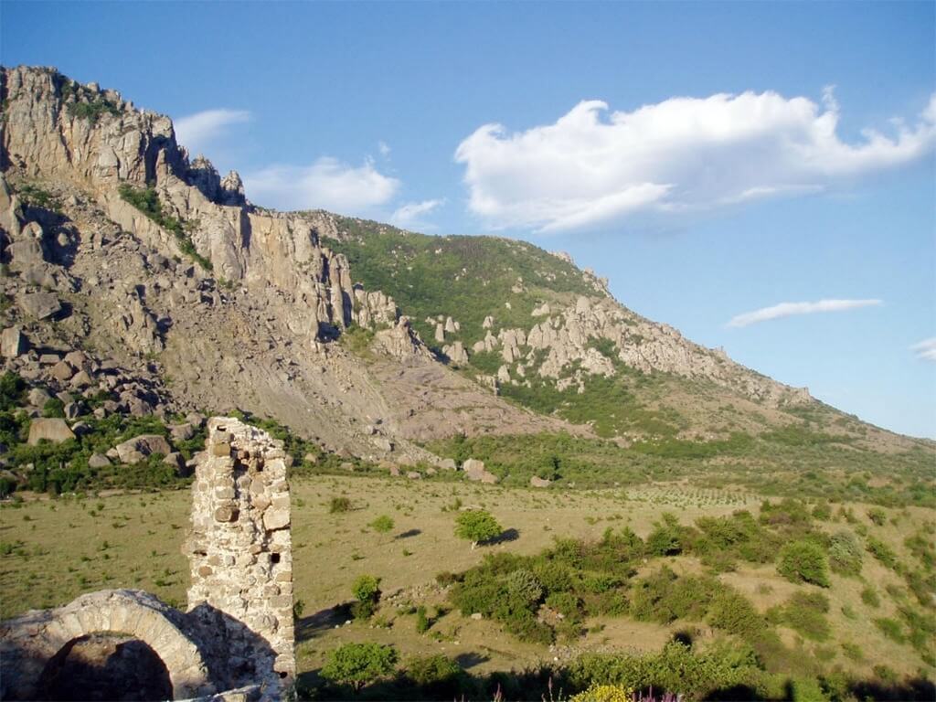 Средневековая крепость Фуна у подножия горы Демерджи в Алуште