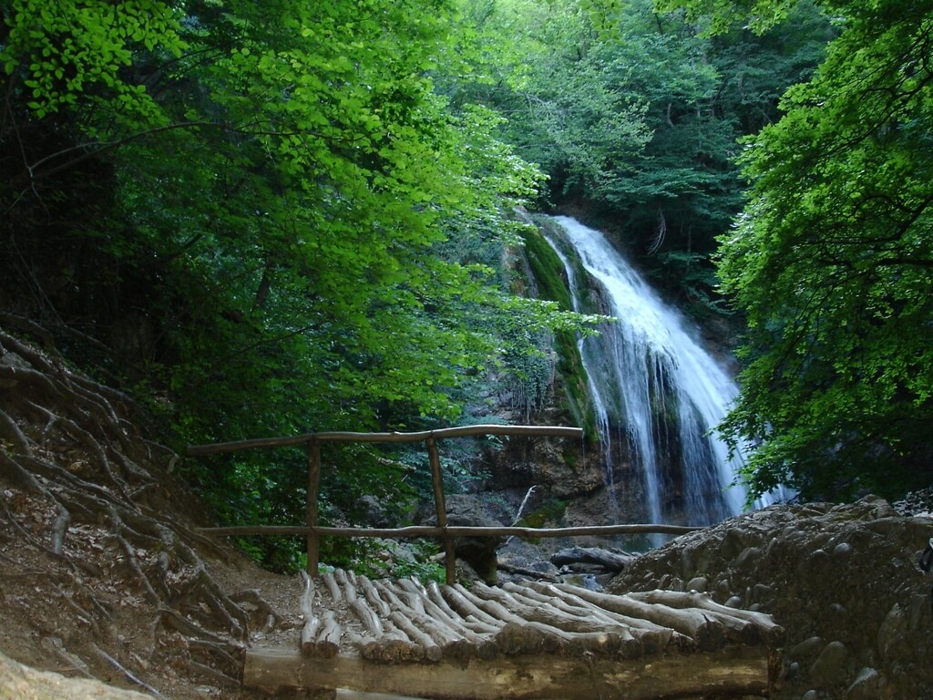 Пещера и водопад Джур-Джур ущелье Хапхал река Улу-Узень в Крыму